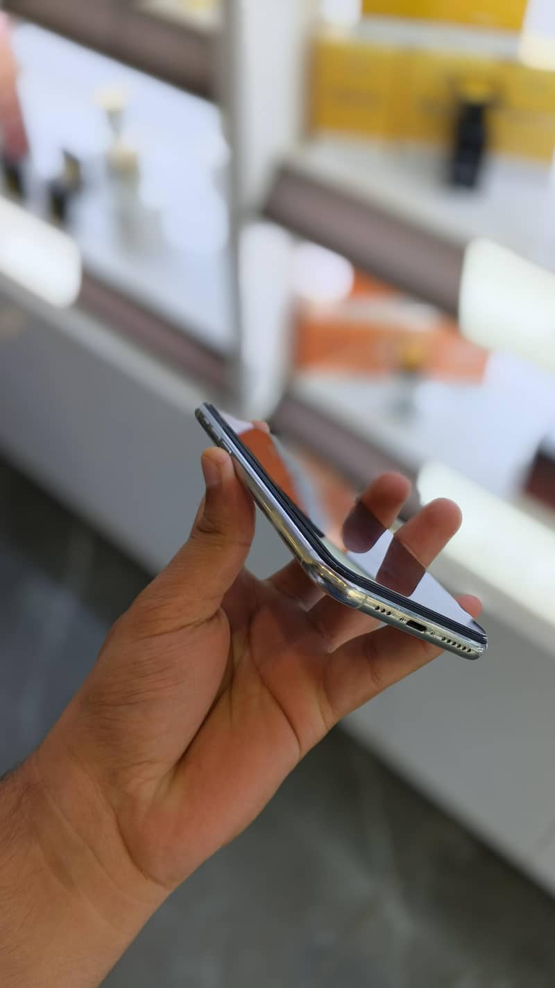 Apple iPhone 11 Pro 4