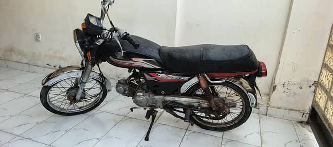 CD 70 2006 genuine condition original engine and tanky