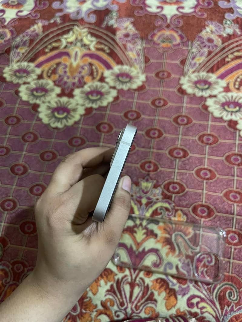 Apple iPhone 13 2