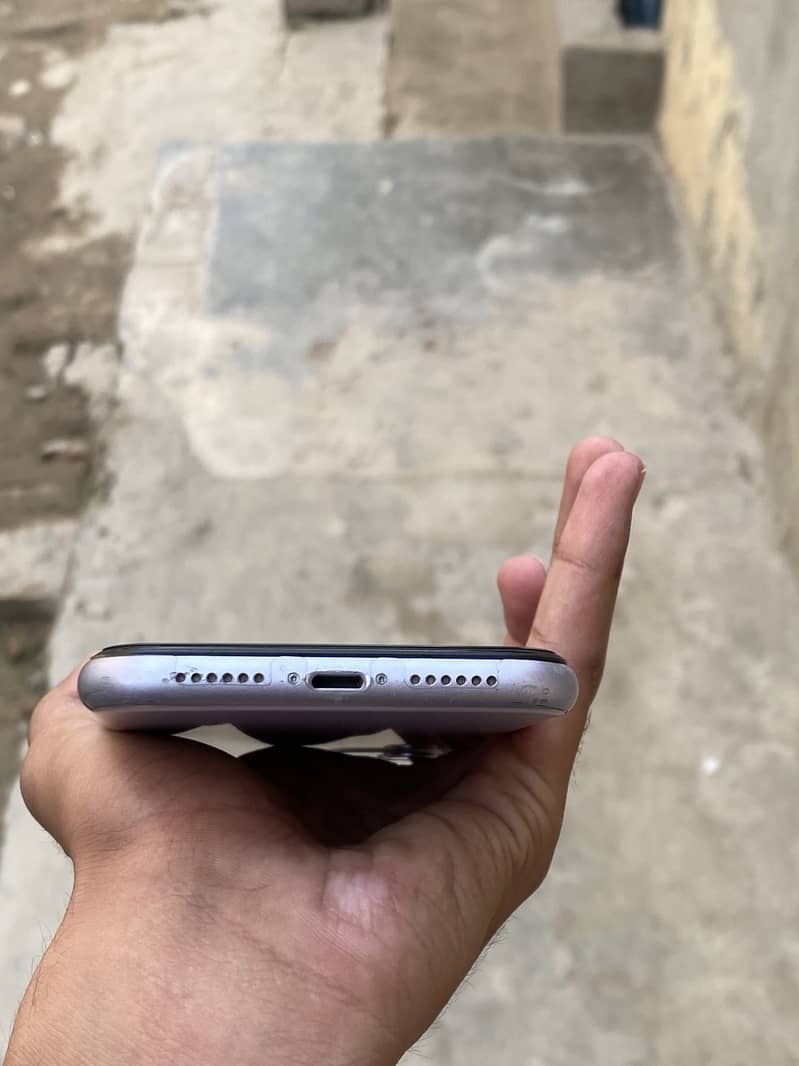 Apple iPhone 11 4