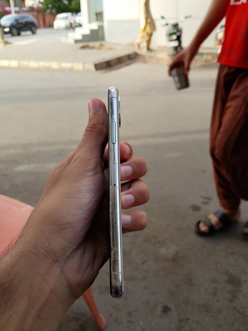 Apple iPhone XS 4