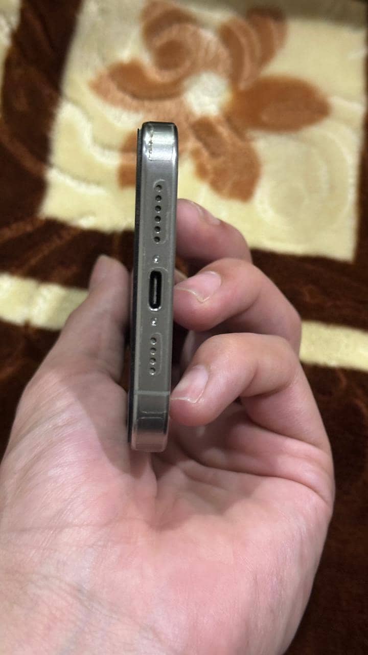 Apple iPhone 15 Pro Max 4