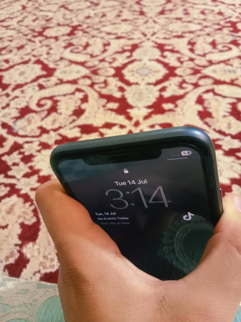 Apple iPhone 11 4