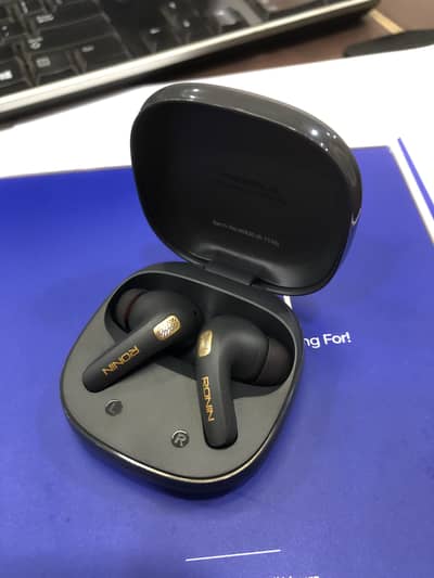 Ronin Pebble R-7130 Wireless Earbuds For Urgent Sale