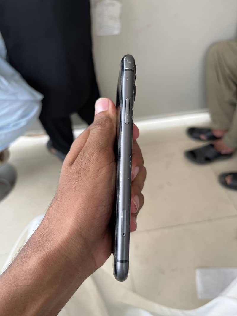 Apple iPhone 11 4