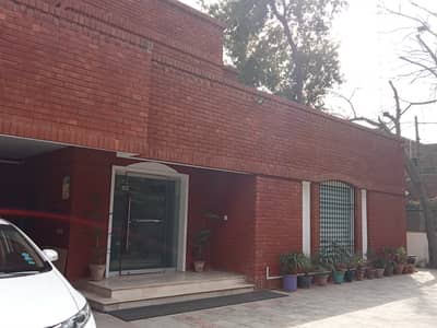 GULBERG ESTATE OFFER,1 KANAL OFFICE USE HOUSE FOR RENT NEAR MAIN BOULEVARD GULBERG LAHORE