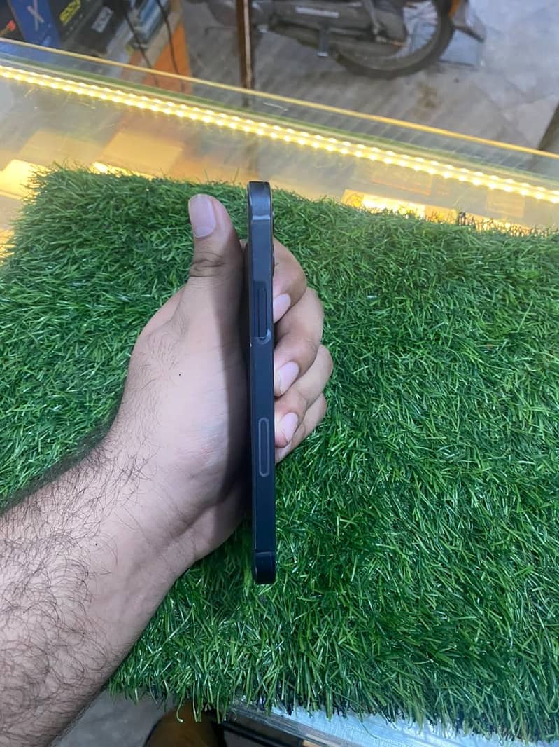 Apple iPhone 12 4