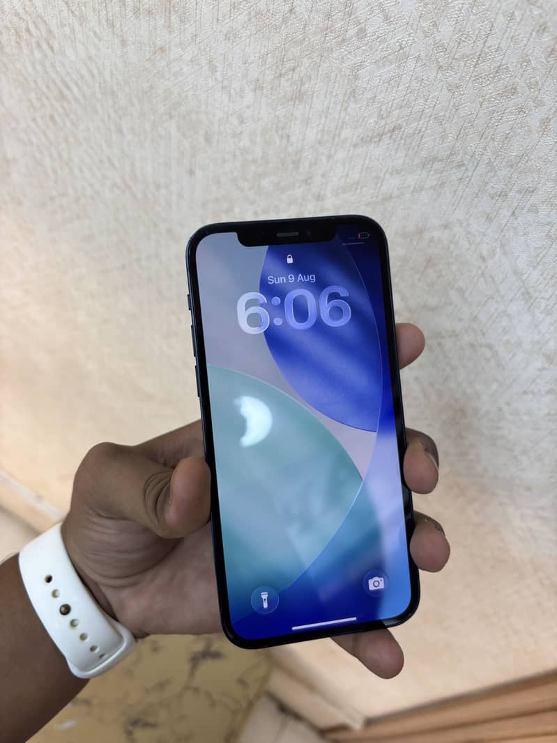 Apple iPhone 12 4