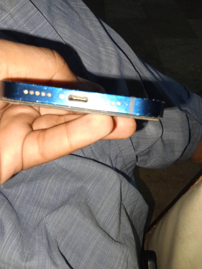 Apple iPhone 12 4