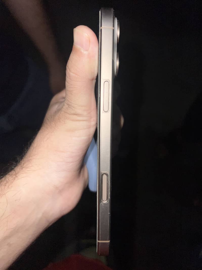 Apple iPhone 16 Pro Max 1