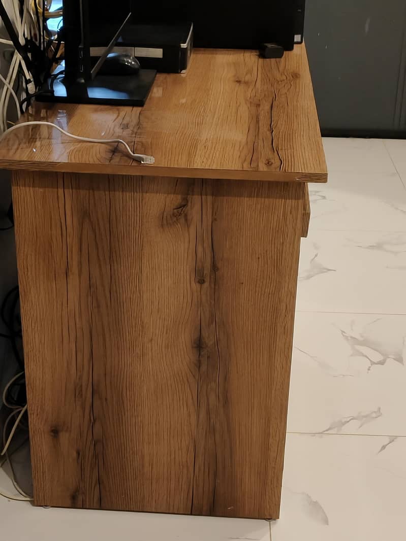 Computer Table 0