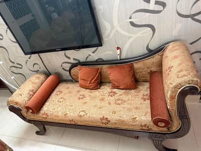Dewan ( 3 seater) with 4 cushions