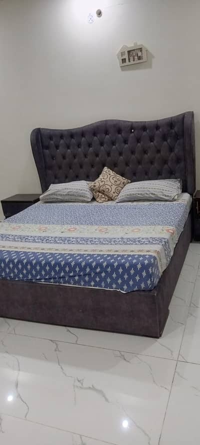 یہ لکھ دیں: Double Bed with Dressing Table – Good Condition