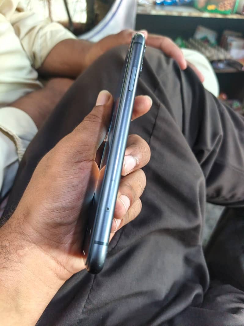 Apple iPhone 11 3