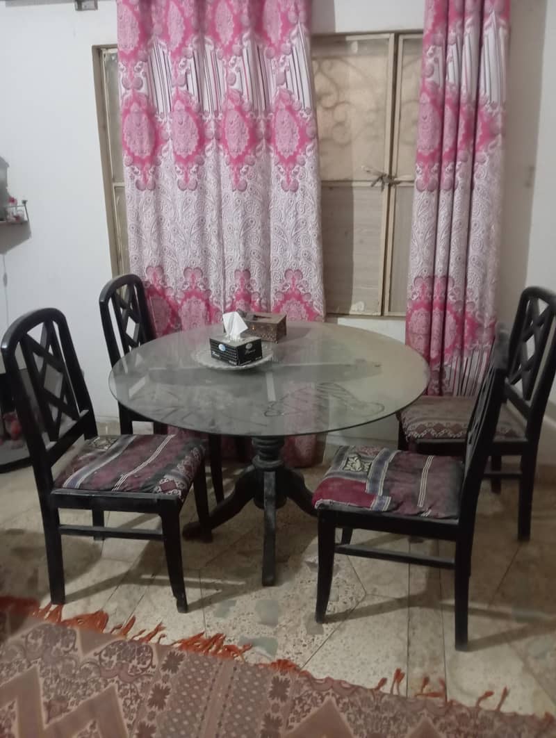 Dining Table & Chairs 0