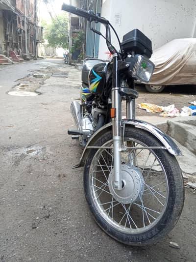 Black colour Honda 125 New condition biometric on the sport scratch le