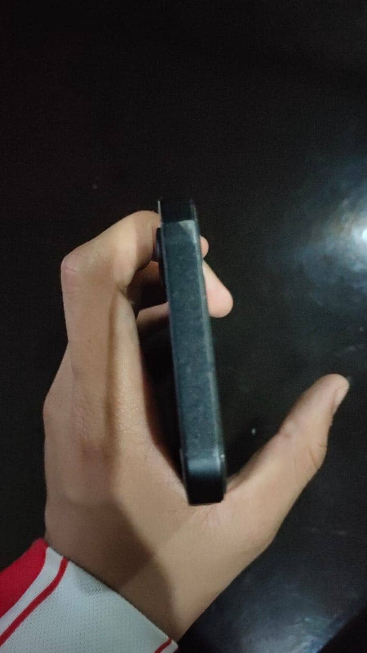 Apple iPhone 16e 2