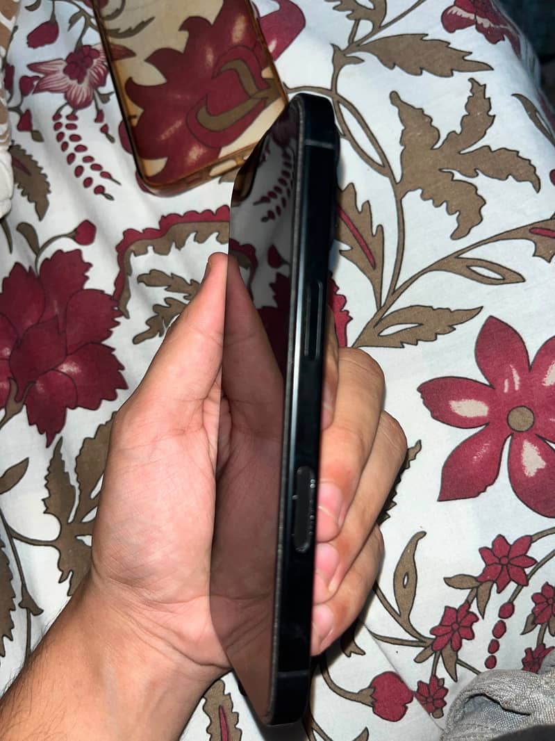 Apple iPhone 16 5