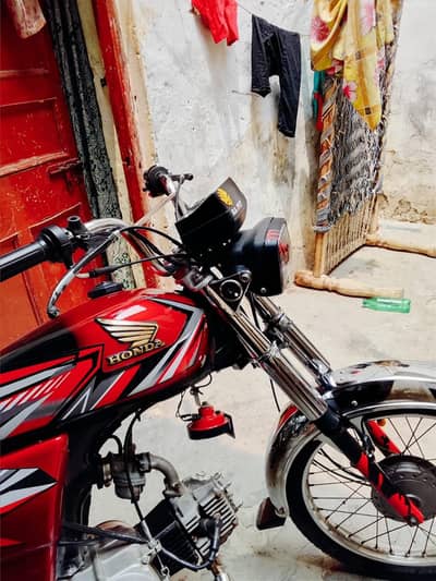 bike 2019 model ha all ok bike ha koi Kam ni hona wala
