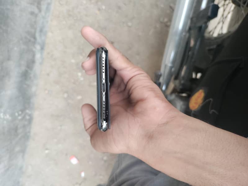 Apple iPhone X 4