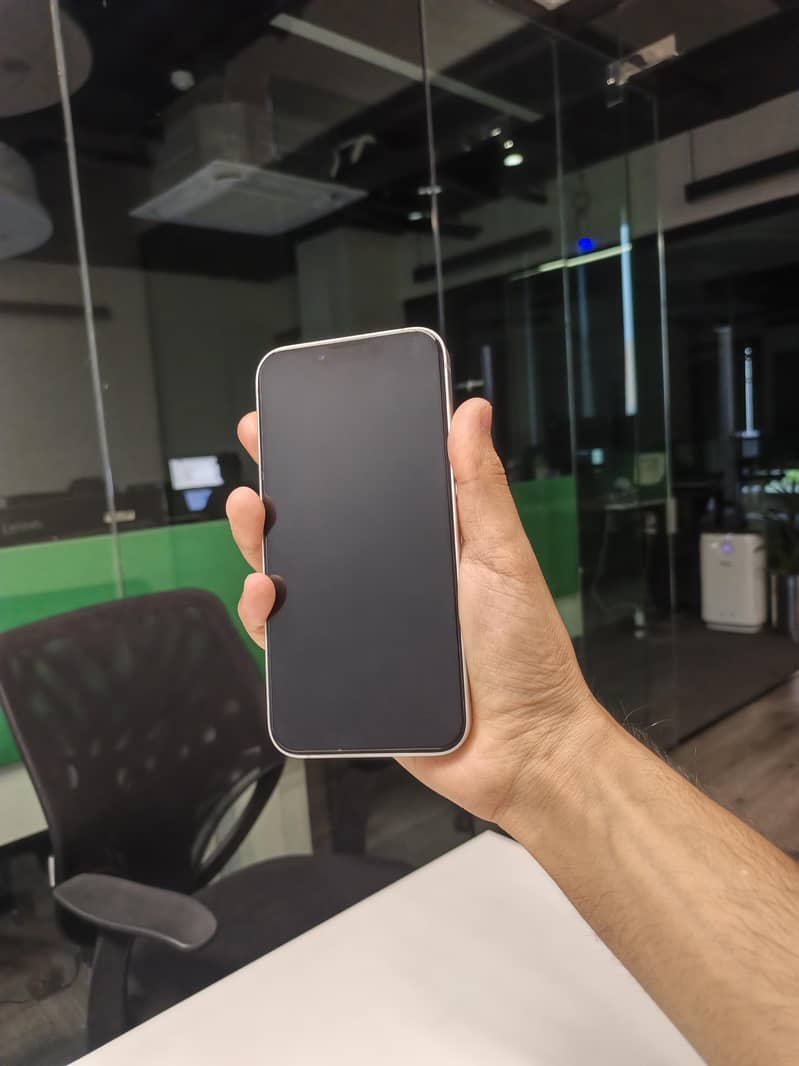 Apple iPhone 16e 1