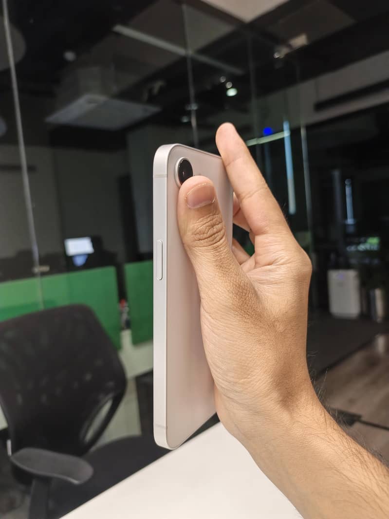 Apple iPhone 16e 2
