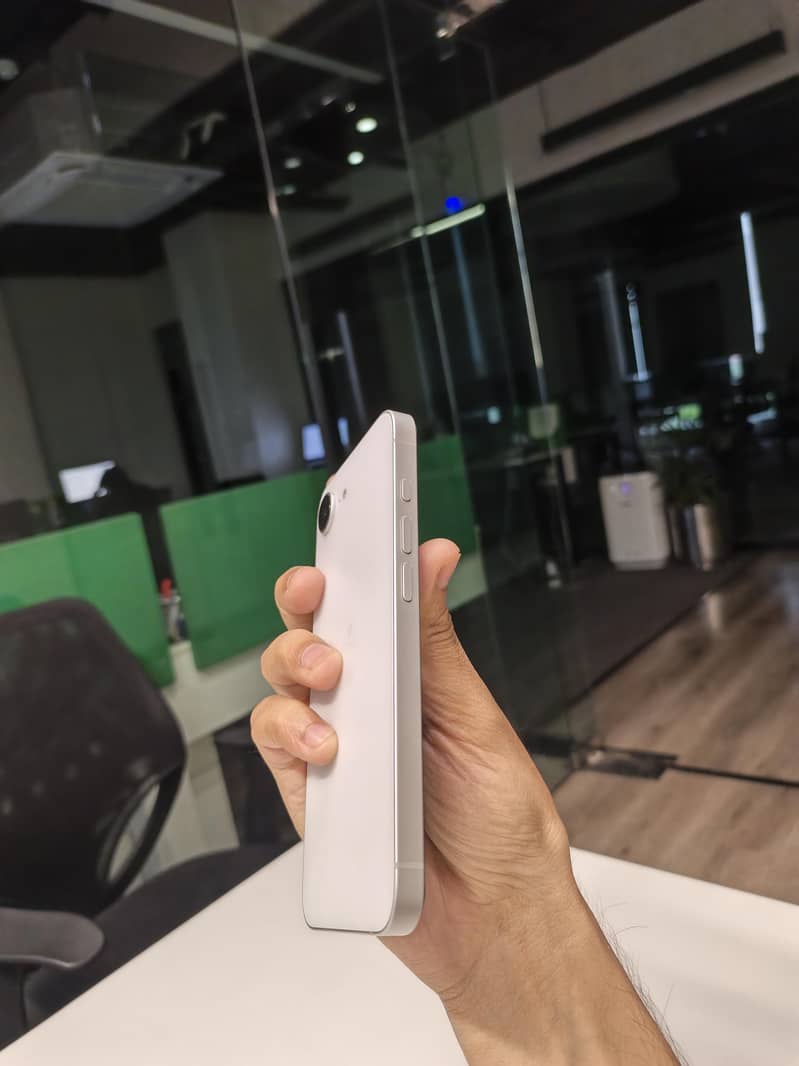 Apple iPhone 16e 3