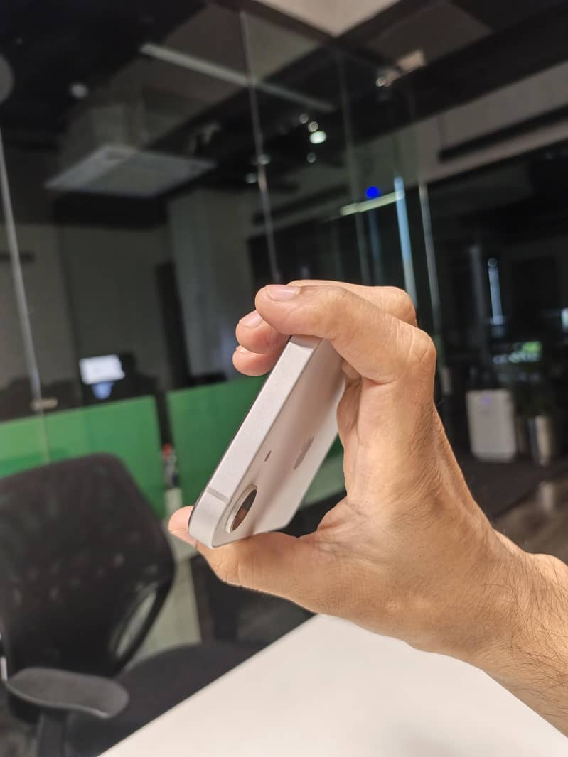 Apple iPhone 16e 4