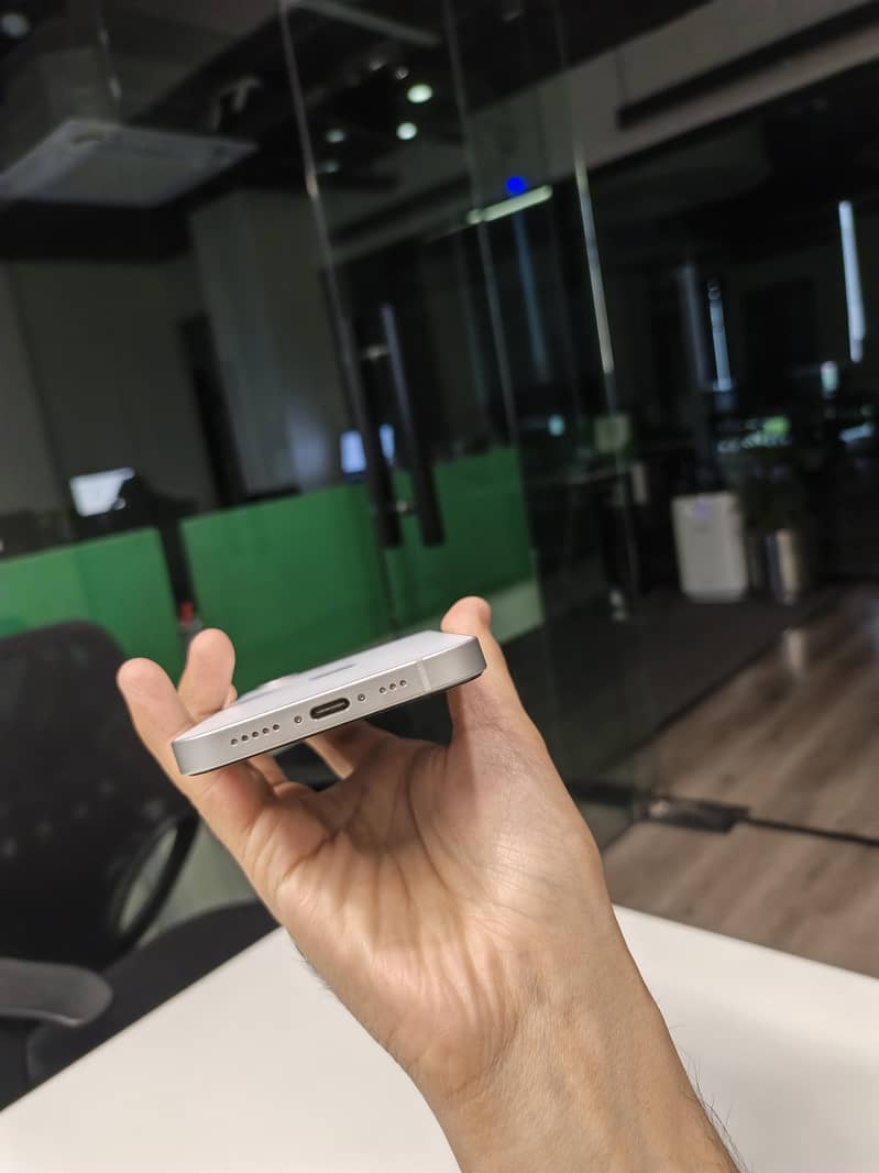 Apple iPhone 16e 5