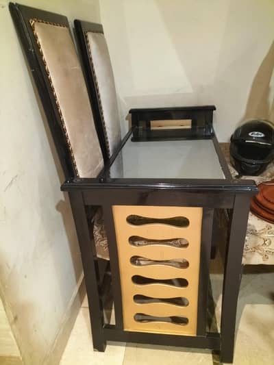 Dining table with 6 chairs