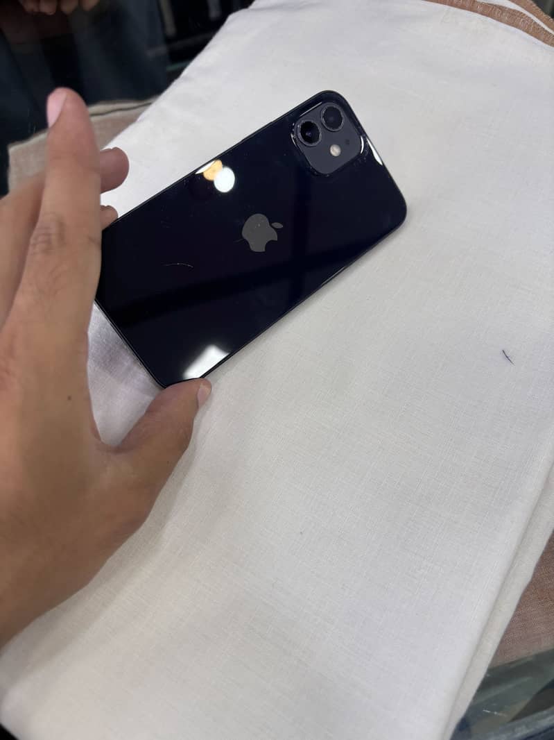 Apple iPhone 12 4