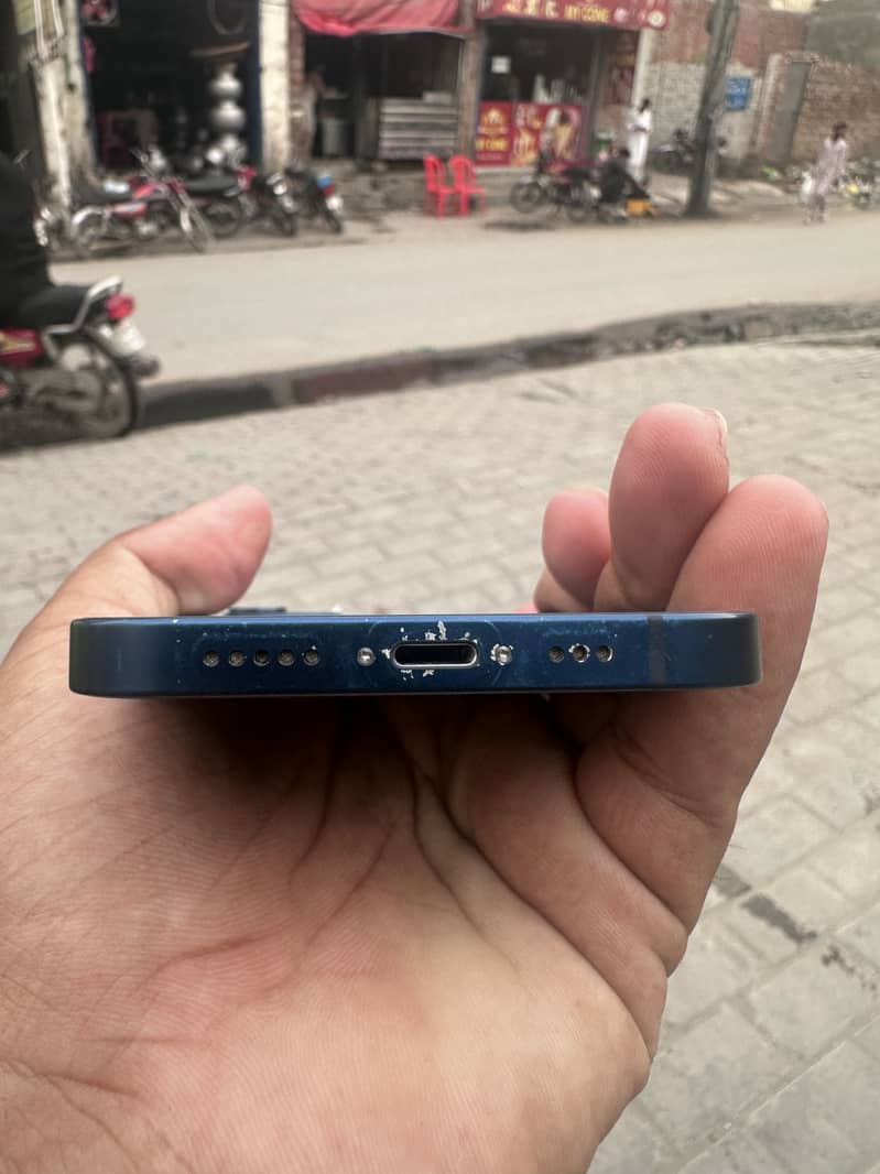 Apple iPhone 12 4