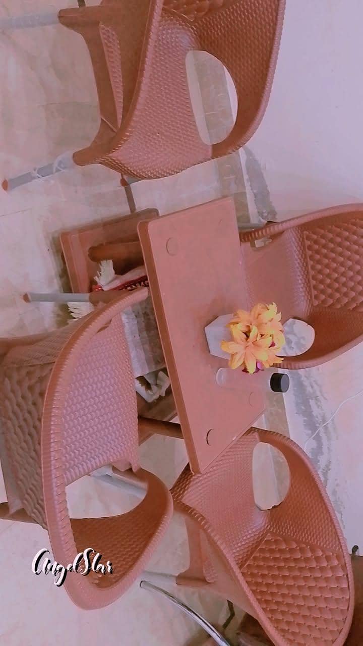 Table and chairs 0