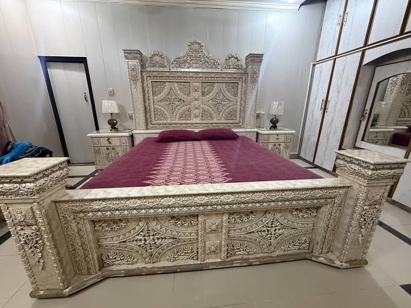 bed set , dressing, side tables 0