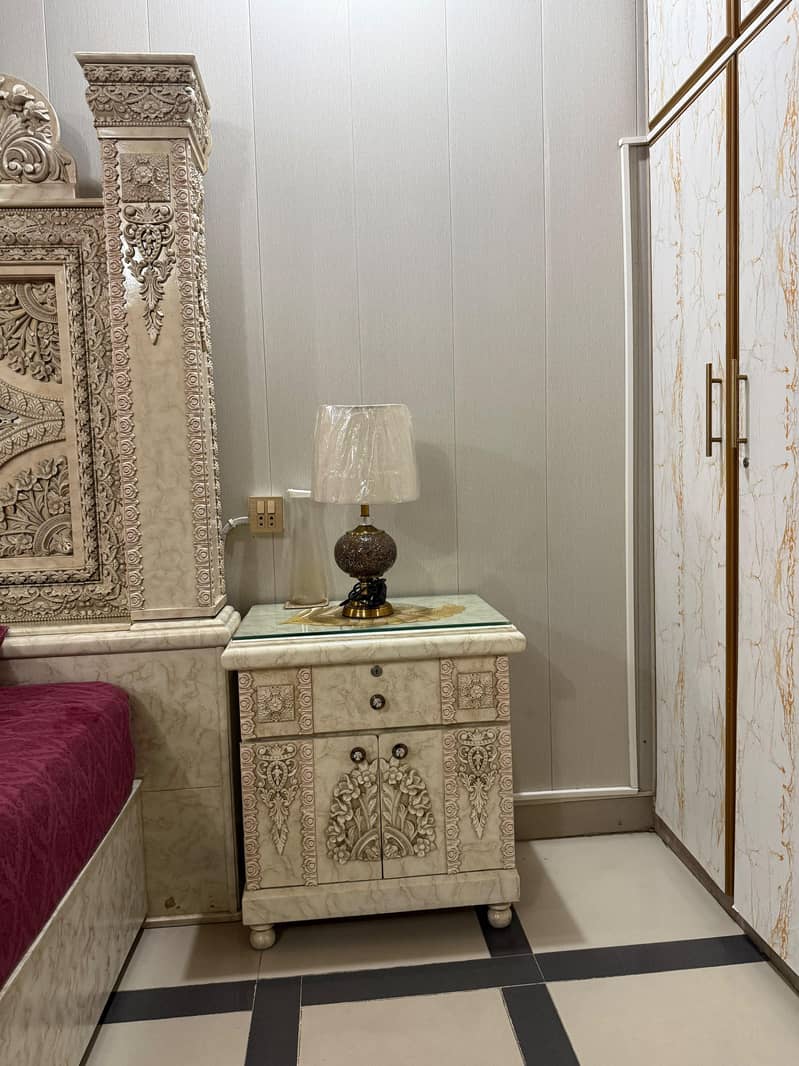 bed set , dressing, side tables 2