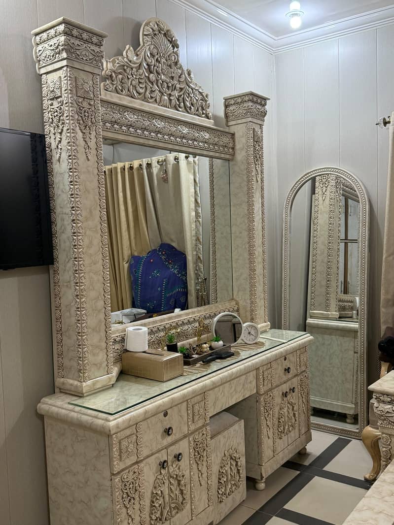 bed set , dressing, side tables 3