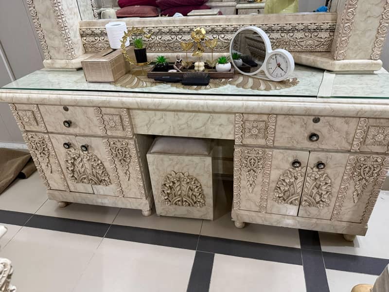 bed set , dressing, side tables 4