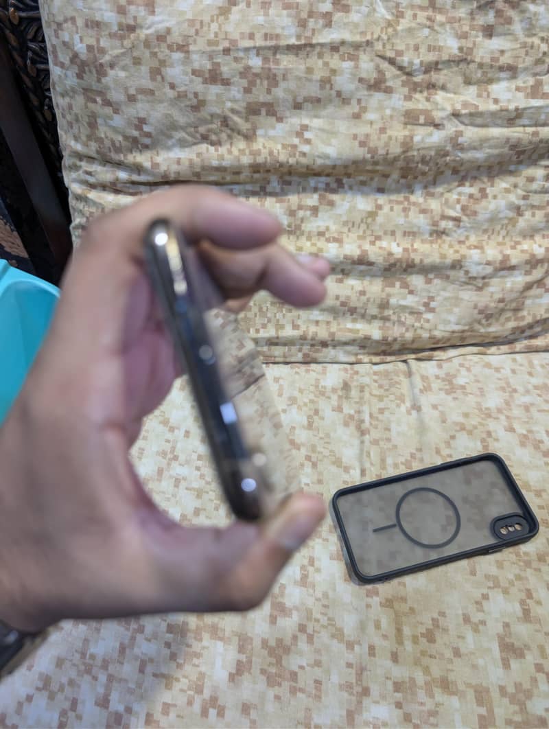 Apple iPhone XS Max 4