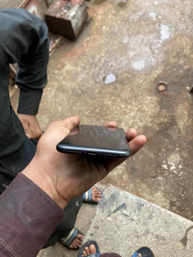Apple iPhone 11 3