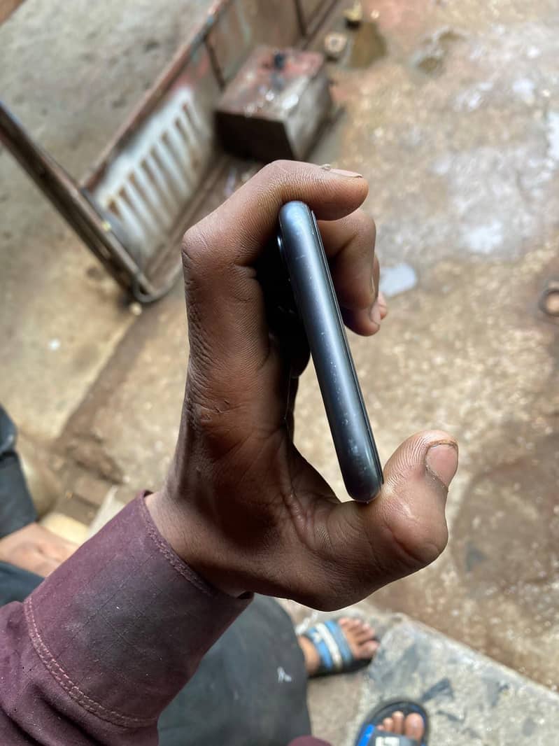 Apple iPhone 11 4