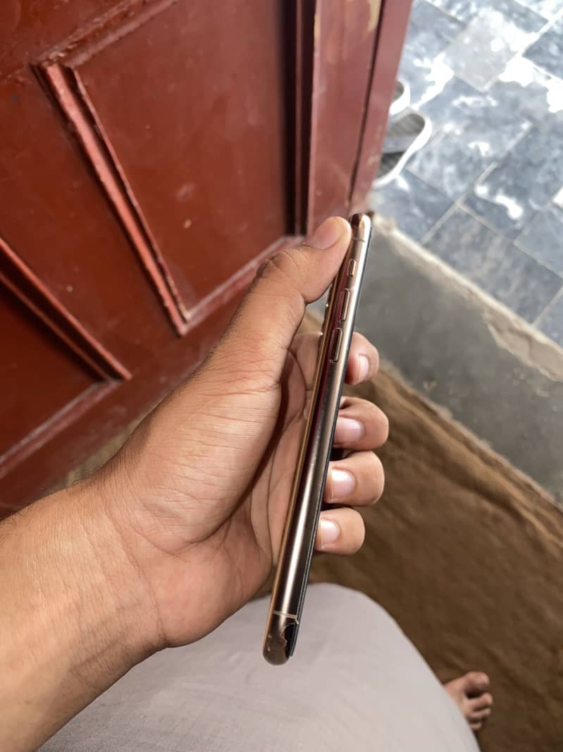Apple iPhone 11 Pro 4