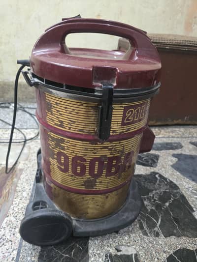 HITECH VACCUM CLEANER . . 10/10 BRAND NEW CONDITION FULL SET . .