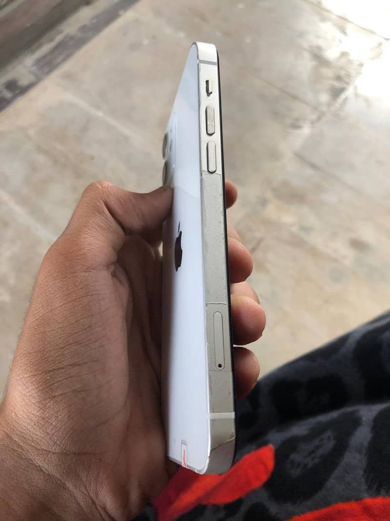 Apple iPhone 12 4