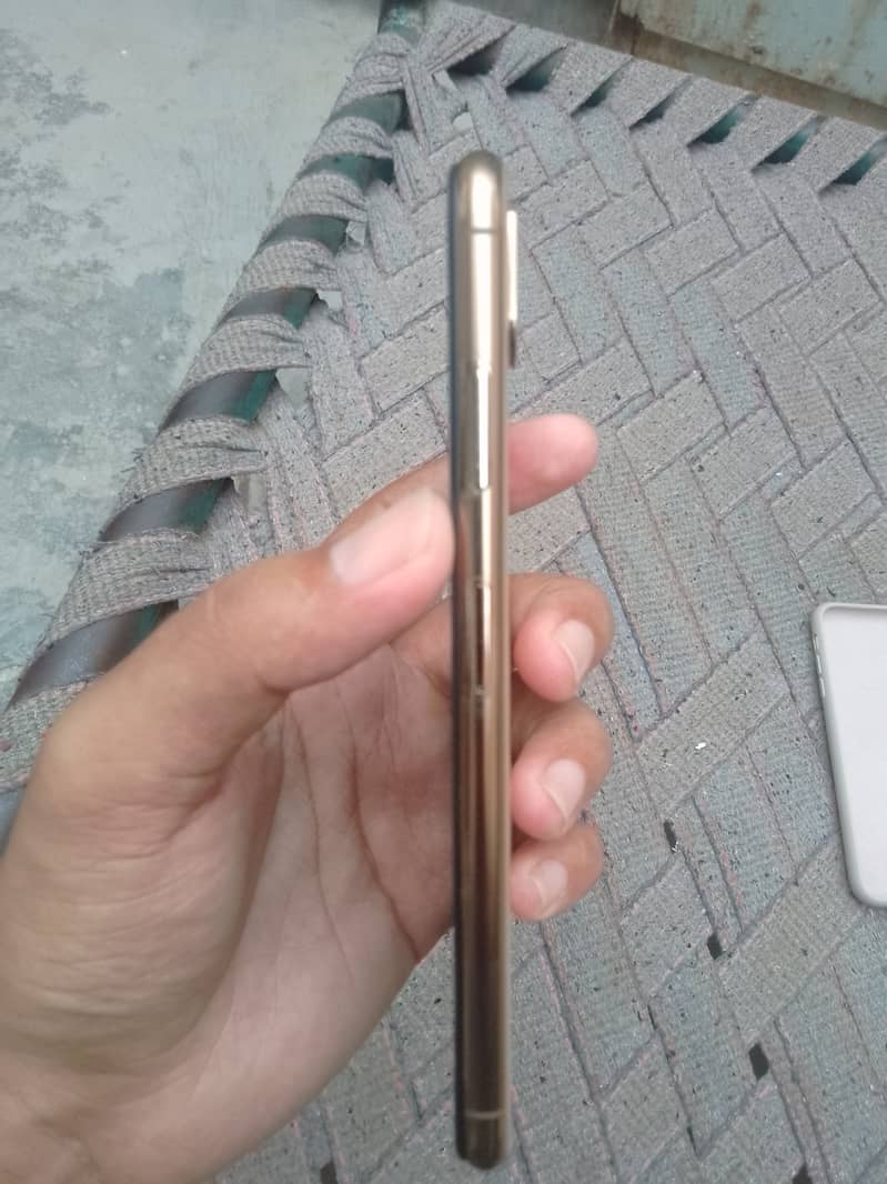 Apple iPhone XS Max 3