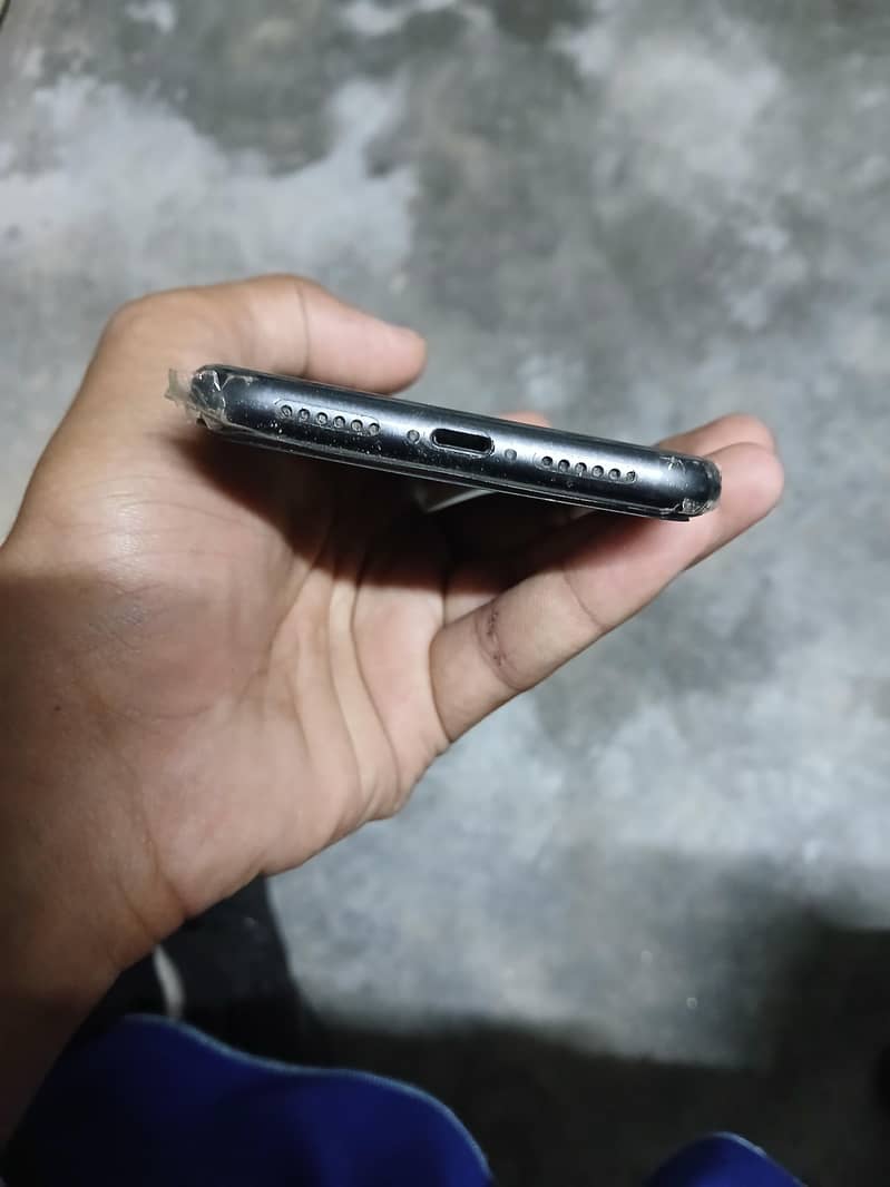 Apple iPhone 11 4