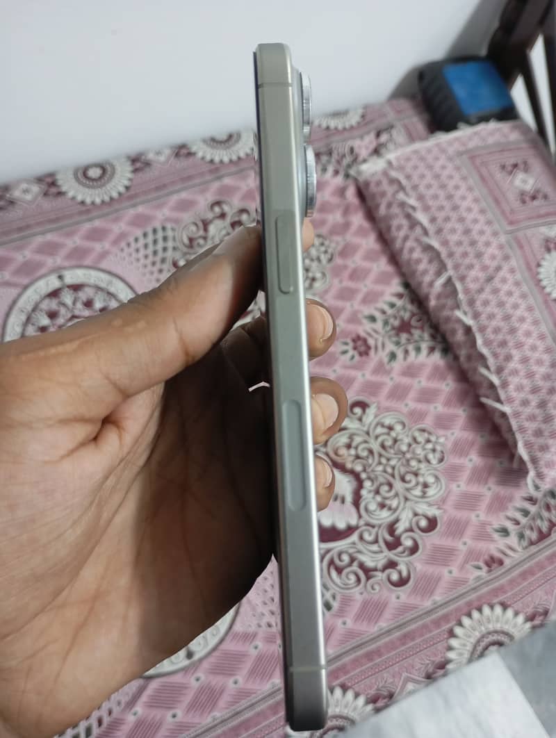 Apple iPhone 15 Pro Max 4