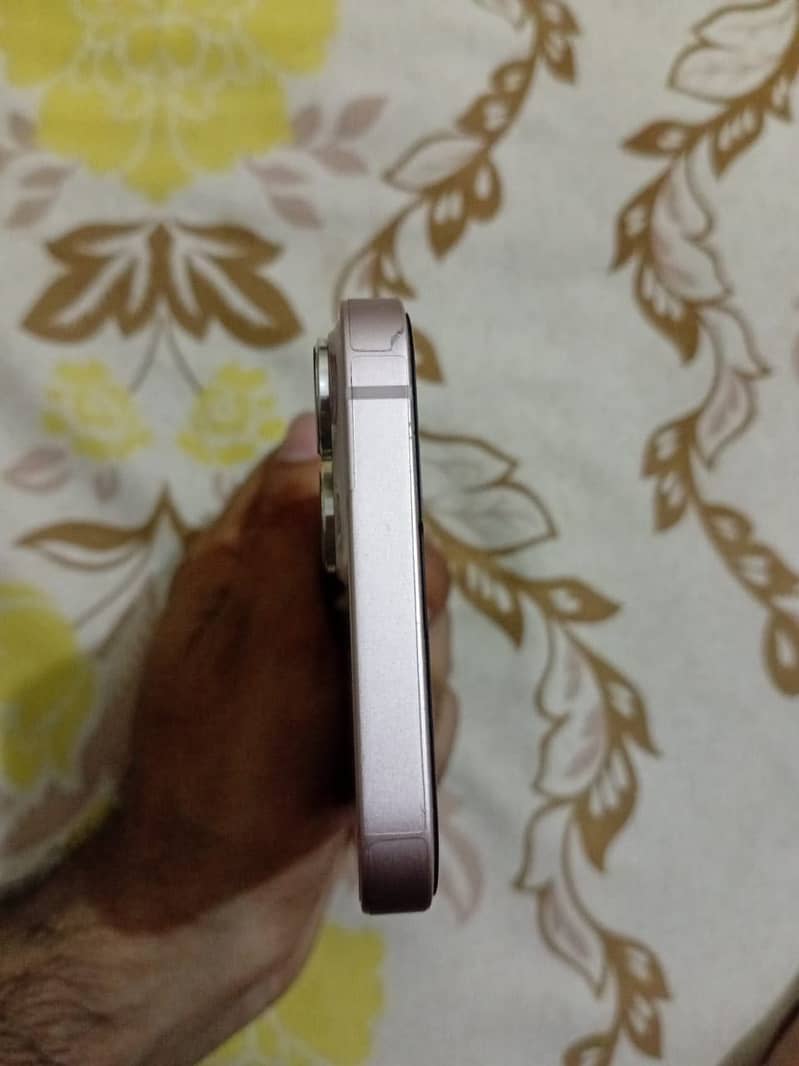 Apple iPhone 13 4