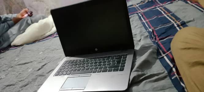 Hp 5 th generation i5 laptop 10by10 condition phone no 03098011491