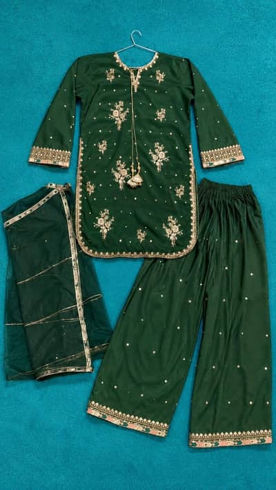 **Elegant Emerald Green Embroidered 3-Piece Traditional Suit**