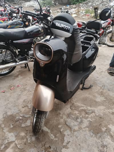 evee nisa scooty like brand new in warranty contact at 0300 4142432